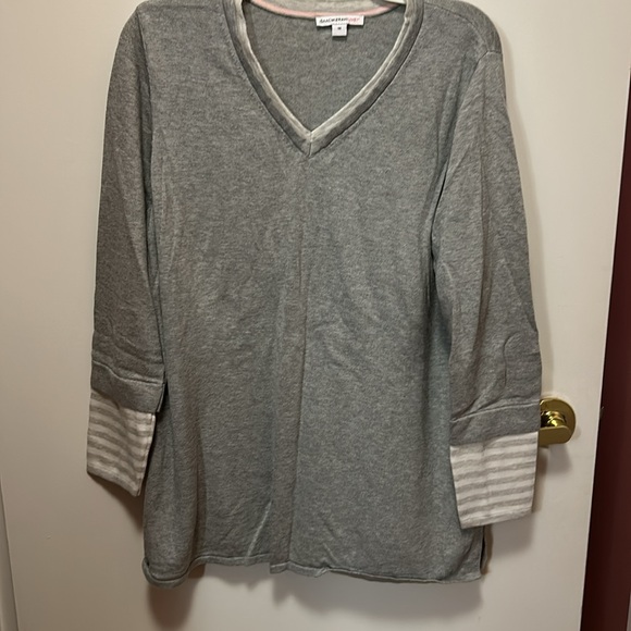 Sale 🌟🛍️🛍💕Isaac Mizrahi Grey Top - Picture 2 of 6